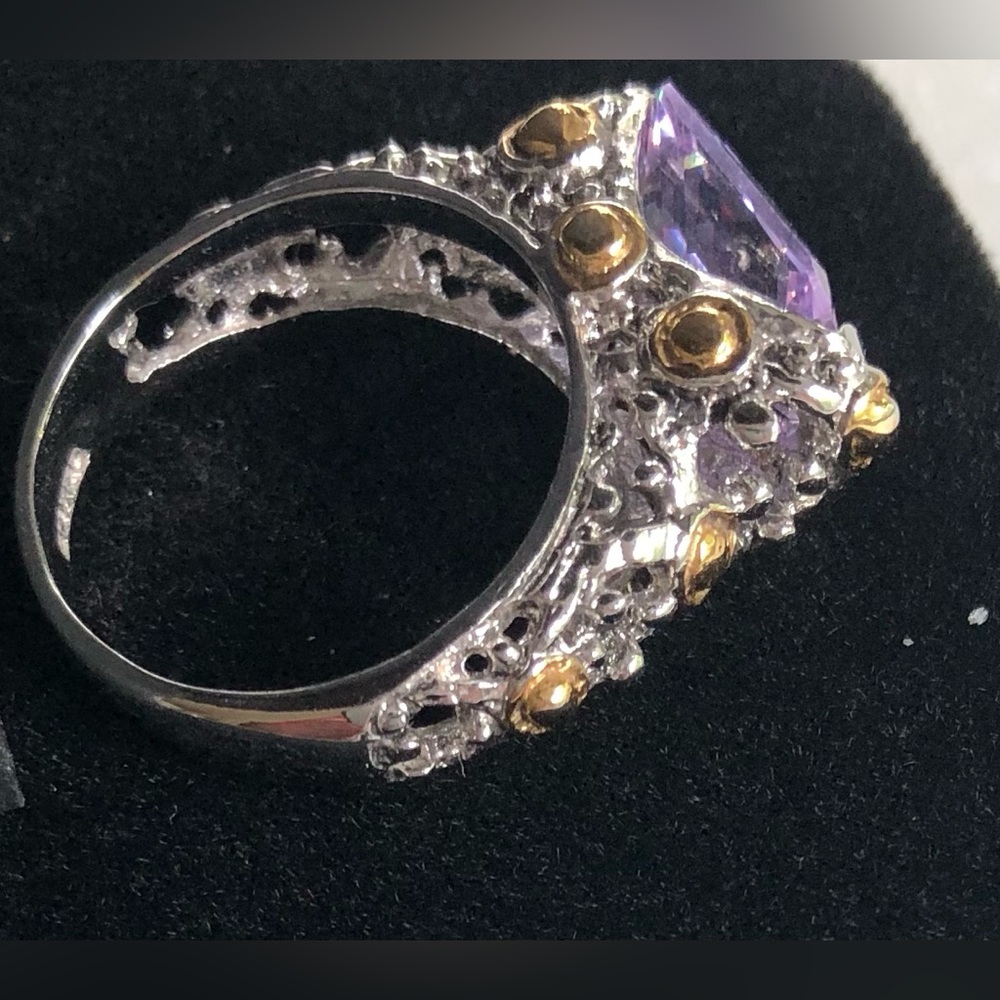 Beautiful Faceted Purple Stone 18KGE Ring - Picture 5 of 11
